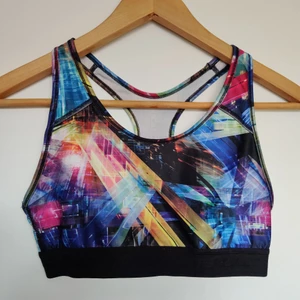 Sport bh - Fin sport bh som inte kommer till användning längre. Märket är SOC och den är i storlek 38. Skriv vid frågor eller fler bilder. 