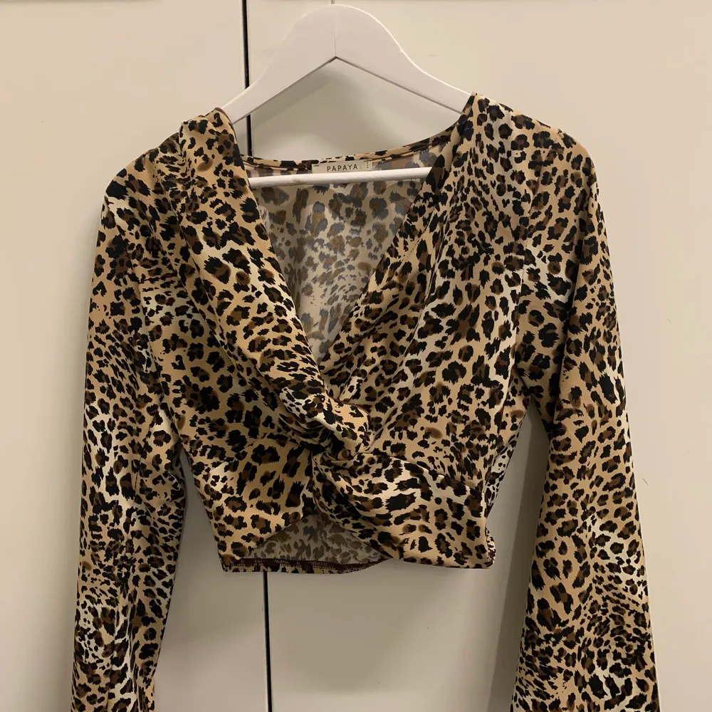 Cool leopard topp i storlek S, köpt i USA från affären Papaya. Ny skick💕 80kr exklusive frakt. Blusar.