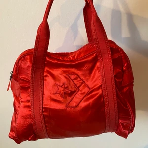 Handväska, converse  - Säljer min asballa handväska från Converse i glansigt material, då den tyvärr inte kommer till användning längre. Den är större i modellen och rymmer mycket. Köpt secondhand🙌🏼💖