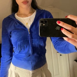 Blå äkta juicy kofta - Säljer denna superfina juicy kofta eftersom att jag inte använder den. Bilderna är lånade från den förra ägaren. Skriv vid fler frågor❤️