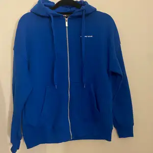 Blå zip hoodie , använd enstaka gång! Strl xxs men skulle säga att den är mer xs-S💘 köparen står för frakten ! Köp direkt för 200kr+frakt💘