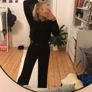 Kostymbyxor - Säljer mina snygga kostymbyxor då de inte längre kommer till användning. Det är köpa på holmlunds och är märket ”only”. Tunt och skönt material💓 passar mig som har S/36