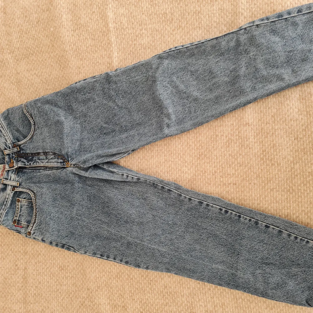 Vintage raka jeans dragkedja tyvärr trasig går att fixa lätt om man lämnar in hos skräddare. Storlek 28/30 köparen står för frakten ❤. Jeans & Byxor.