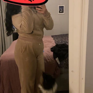 Juciy couture dress - Juciy dress beige, inte sliten eller nått nyskick, storlek M, säljer pga de va min kusins som gått bort. pris kan diskuteras vid snabb afär.