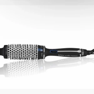 Björn Axén värmeborste 30 mm - Säljer min helt oöppnade och eftertraktade Björn Axén värmeborste ”Magic Style Brush 30mm”. Nypris är 750kr och säljer då kvittot är borta 💗 Hör av er för mer frågor 🤩