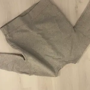 Säljer en superfin grå tröja från nakd stl S
