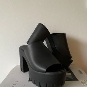 Chunky klackar! - Superfina och framför allt lätta klackar! De kommer inte till användning av mig så det är dags att se hittar sin nya ägare. Fint använt skick, dock håller limmet på att lossna på ena skon (se bild 3), men detta fixar den händige enkelt. Om priset känns för dyrt, testa att pruta vetja!