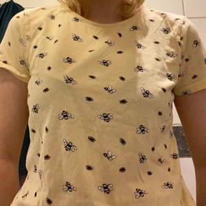 Gul tröja  - Fin gul T-shirt med bin och blommor på köpt på primark, bra skick!