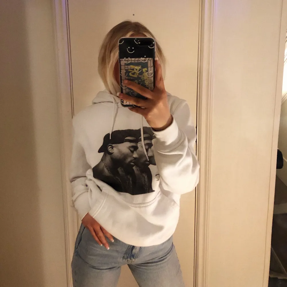 Säljer denna skit snygga 2pac hoodie, köpt för ca 500kr säljer pga garderob resning. Storlek M, oversized, passar till nästan allt 🤩                                     Köparen står för frakten📦. Hoodies.