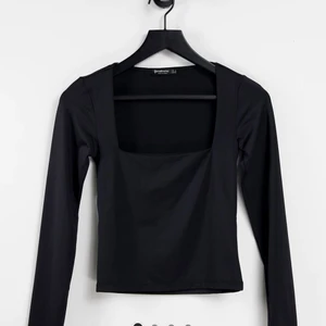 festtopp - säljer denna fina festtopp från stradivarius då den var lite för liten i bysten. I storlek M men skulle mer säga att den e en S. Aldrig använd så den är i nyskick ☺️