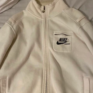 Vintage Nike Zip Up  - As snygg vitt vintage Nike Zip Up som är väldigt bekväm. bara använt en gång❤️ Köpt second hand originalet o finns it köpa längre!