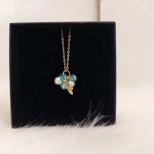 Handgjort halsband  - Handgjort halsband. 42cm långt.