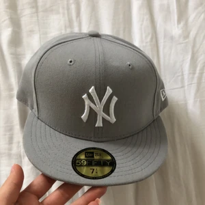 59fifty new era keps - Säljer min keps då den var alldeles för stor för mig. Helt ny och aldrig använd:) köparen står även för frakten!