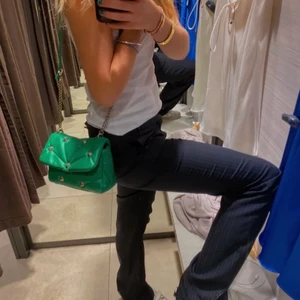 Väska med nitar🥰 - Så snygg väska i härlig grön färg, nästan helt oanvänd