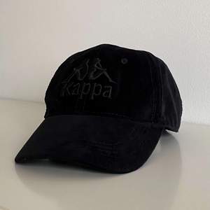 Vintage Kappa keps i färgen ”tragic”. DM oss gärna vid frågor eller kontakta oss på instagram @Headsup.vintage ☺️ (Köparen står för frakt)