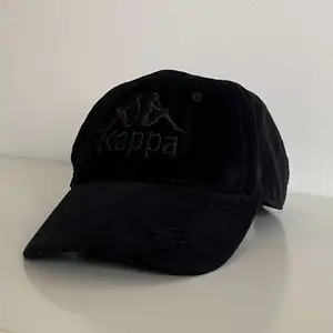 Vintage Kappa keps i färgen ”tragic”. DM oss gärna vid frågor eller kontakta oss på instagram @Headsup.vintage ☺️ (Köparen står för frakt)