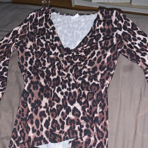 Tröja - Väldigt fin tröja, leopard mönster och sitter tajt på kroppen. Har fina detaljer vid ärmarna. Storlek xs