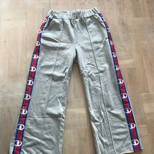 Champion byxor - Ankellånga joggingbyxor med sprund i sidorna. Ej äkta. Små i storleken så passar en S/M.