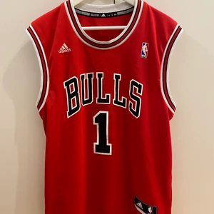 Basketlinne Adidas, Strl. S - Basketlinne Adidas, Chicago Bulls - #1 Derrick Rose. Storlek S. Fint skick.