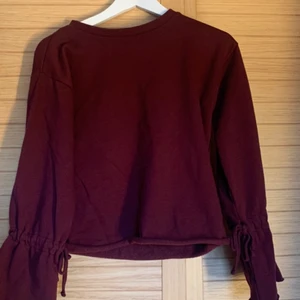 Tröja stl xs - Säljer den här vinröda tröjan då den är fort kort i ärmarna på mig, har väldigt långa armar, den passar annars. Använd få ggr. Storlek xs. 50kr+ frakt