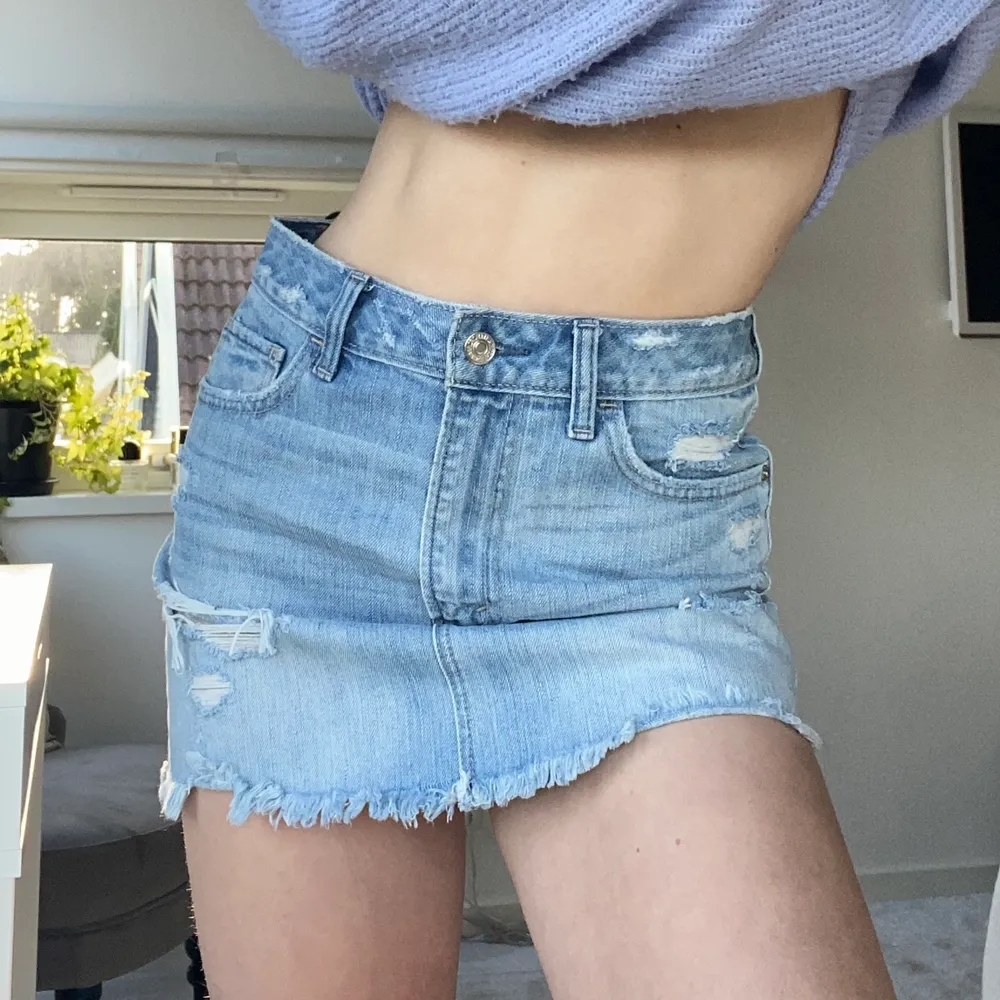 En jeans kjol från abercrombie and fitch. Size ”0” vilket jag skulle säga motsvarar ungefär s-m. . Kjolar.