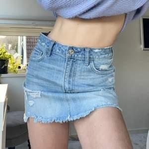 En jeans kjol från abercrombie and fitch. Size ”0” vilket jag skulle säga motsvarar ungefär s-m. 