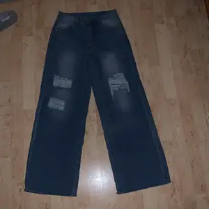 Visa ljus blåa jeans, aldrig använda, köpta 400kr, säljer pga för små
