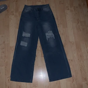 Vida jeans med slitningar - Visa ljus blåa jeans, aldrig använda, köpta 400kr, säljer pga för små