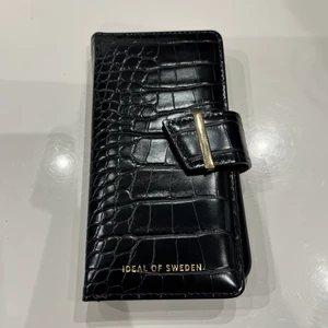 Ideal of sweden  - Mobilskal från ideal of sweden, funkar för iPhone X, iPhone XS, iPhone XR och iPhone 11. Den har bara använts en gång, säljer den pågrund av att jag har fått en ny mobil.Värd 599 kr