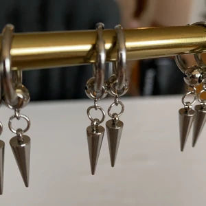 Örhängen - Jättefina silvriga kornformade örhängen i rostfritt stål (Frakt 13kr)