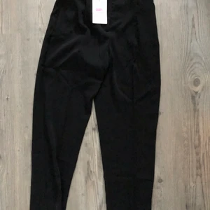 Kostymbyxor svarta  - Svarta kostymbyxor från monki, nya med tagg kvar. Pressveck 