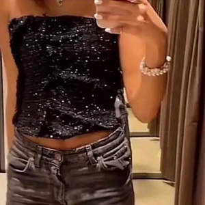 Glittrig topp - Säljer denna glittriga topp från zara. Slutsåld på zara hemsida och nypris 559 kr. Helt ny alla lappar kvar.  Buda!💕💕