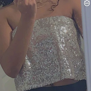Glittrig topp  - Fint linne som är fin som den är eller göra till en bandou topp. Väldigt fin till fest eller liknande. Pris går ej att diskutera, köpare står för frakten 💕