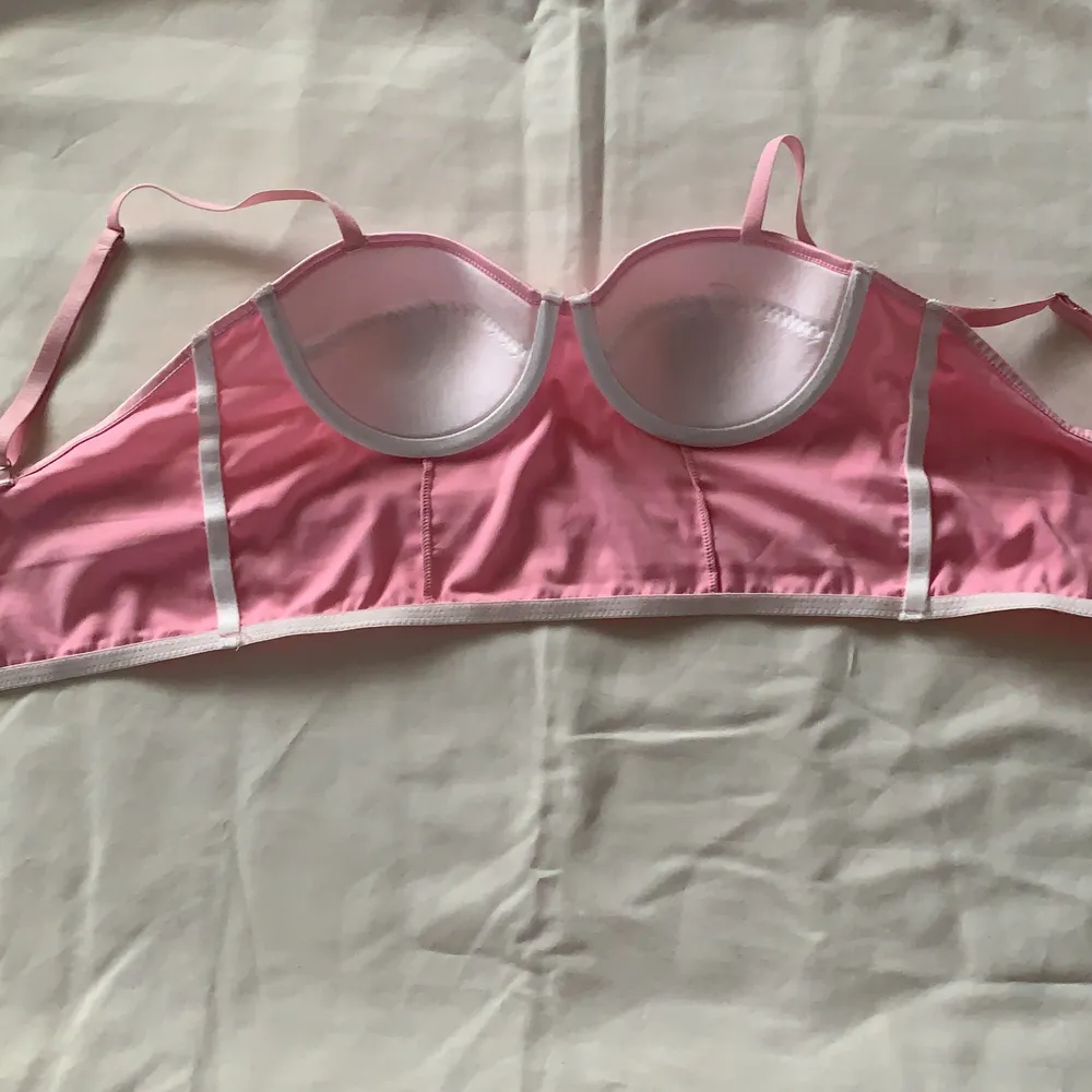 Fin rosa Bralette. Aldrig använd då den är för liten i kuporna (har själv B/C kupor. Passar säker XS. Vet inte vart den är köpt då de inte står på lappen. Köparen betalar frakt. Tar endast Swish☺️. Toppar.