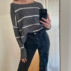 Stickad tröja från Hollister, storlek S - jättefin randig stickad tröja från hollister i storlek S, true to size och i fint skick! liten slits vid midjan på båda sidorna. 