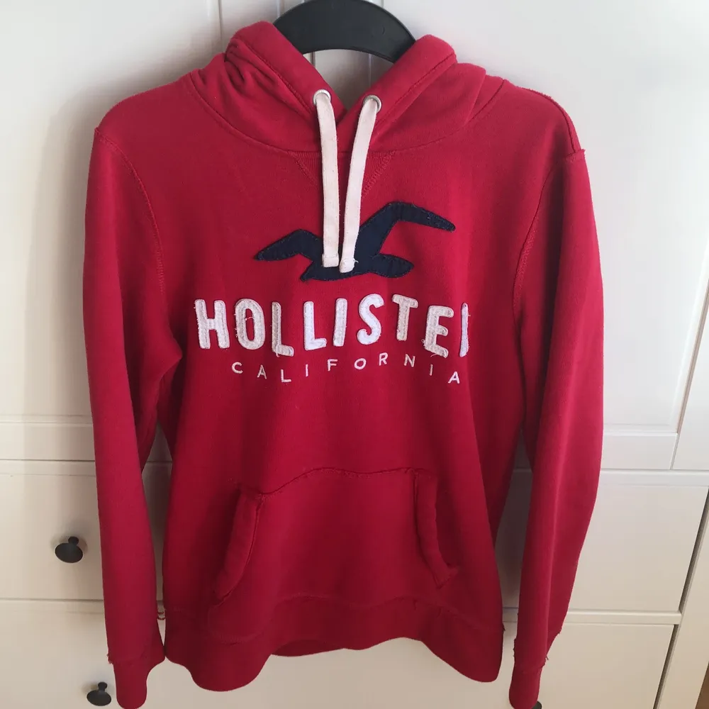 Hollister Hoodie inköpt från en butik i usa för 800kr. . Hoodies.