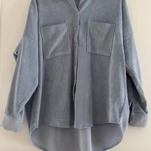 Skjorta Zara - Ljusblå manchesterskjorta från Zara. Aldrig använd. 