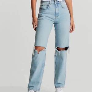 Säljer dessa ljusblå jeans med hål i knäna, väldigt fina och sköna byxor. Är i storlek 36 men skulle även säga att de passar 34 också!!❤️