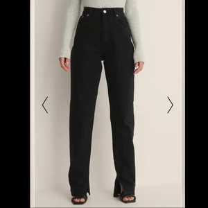 Supersnygga jeans - Supersnygga svarta/”stonewashed” jeans från NA-KD i en rak modell med slits på insidan längst ner. Använda max 5 gånger. Säljes endast för att jag har andra liknande och måste rensa för att få plats. Storlek M/38. Kan skickas mot fraktkostnad 66kr spårbart.❤️‍🔥