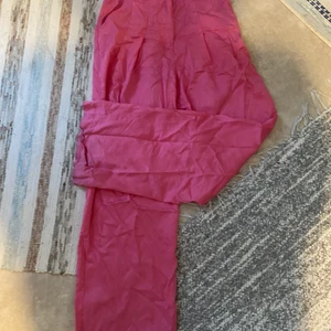 Rosa kostymbyxor  - Har ändrat använt dom en gång. Kan hämtas upp i både Uppsala, Enköping och Öresundsbro utan extra kostnad!