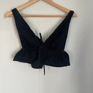 Svart topp - Hej, jag säljer min nästan oanvända topp från bikbok. Den är slut på deras hemsida. Jag säljer den på grund av att jah inte kunnat få någon användning av den. Kommer inte riktigt ihåg vad jag köpte den för men tror de kan ha varit för runt 300kr. Ifall de är många intresserade blir de budgivning 