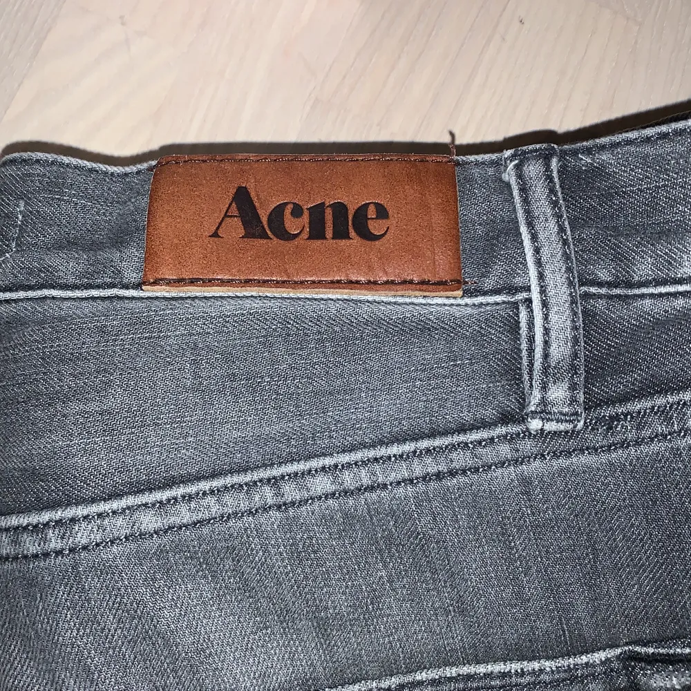 Säljer ett par jättefina gråa acne jeans. De är i väldigt bra skick :). Jeans & Byxor.