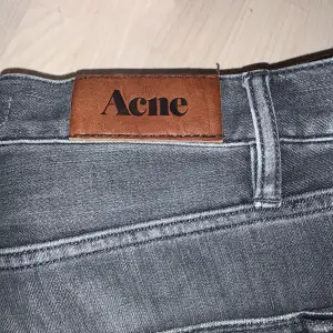 Säljer ett par jättefina gråa acne jeans. De är i väldigt bra skick :)