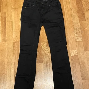 Låg midjade jeans svarta  - Ett par svarta jeans med lite bootcut! Tyvärr lite för små för mig men de är strl 28/30 men skulle säga att de passar som strl 35/36! 