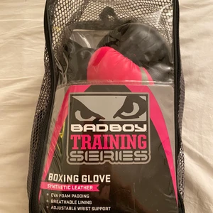 Badboy Boxningshndskar Dam - Dessa boxningshandskar och hand wraps är använda två gånger och är i bra skick. Boxningshandskarna är i storlek 12oz.