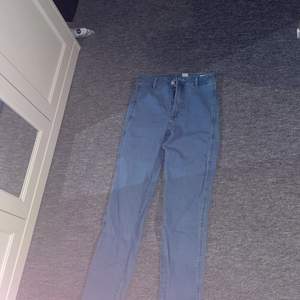 Ett par blåa högmidjade skinny jeans från H&M, storlek 26, använda en del men hyfsat nya 