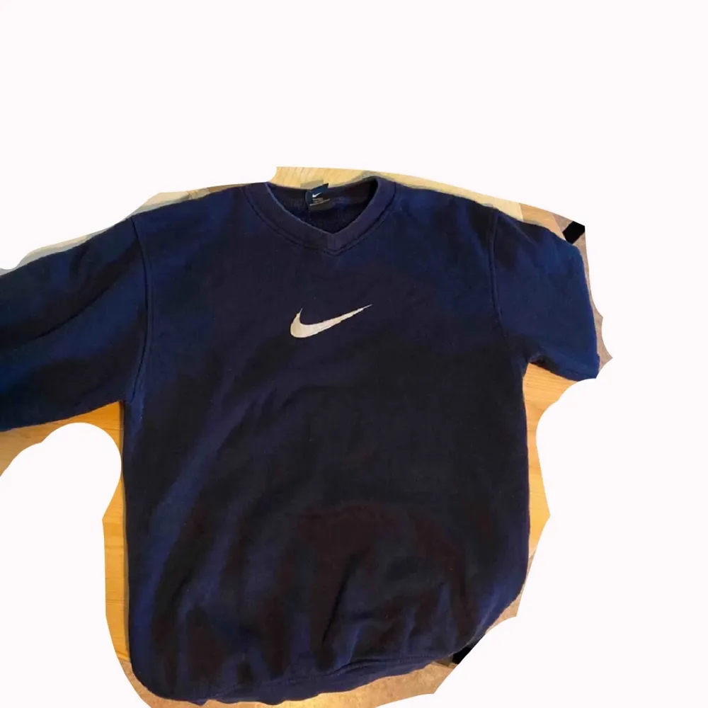 Sälje emin Nike sweatshirt, köpt vintage. Passar oversized S/M, man ser marinblåa färgen bäst på sista bilden🖤. Tröjor & Koftor.