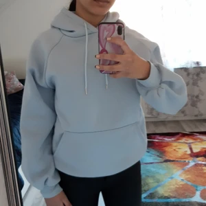 Hoodie - Jättefin ljusblå hoodie, använd några gånger.passar verkligen bra till vintern och våren🌸
