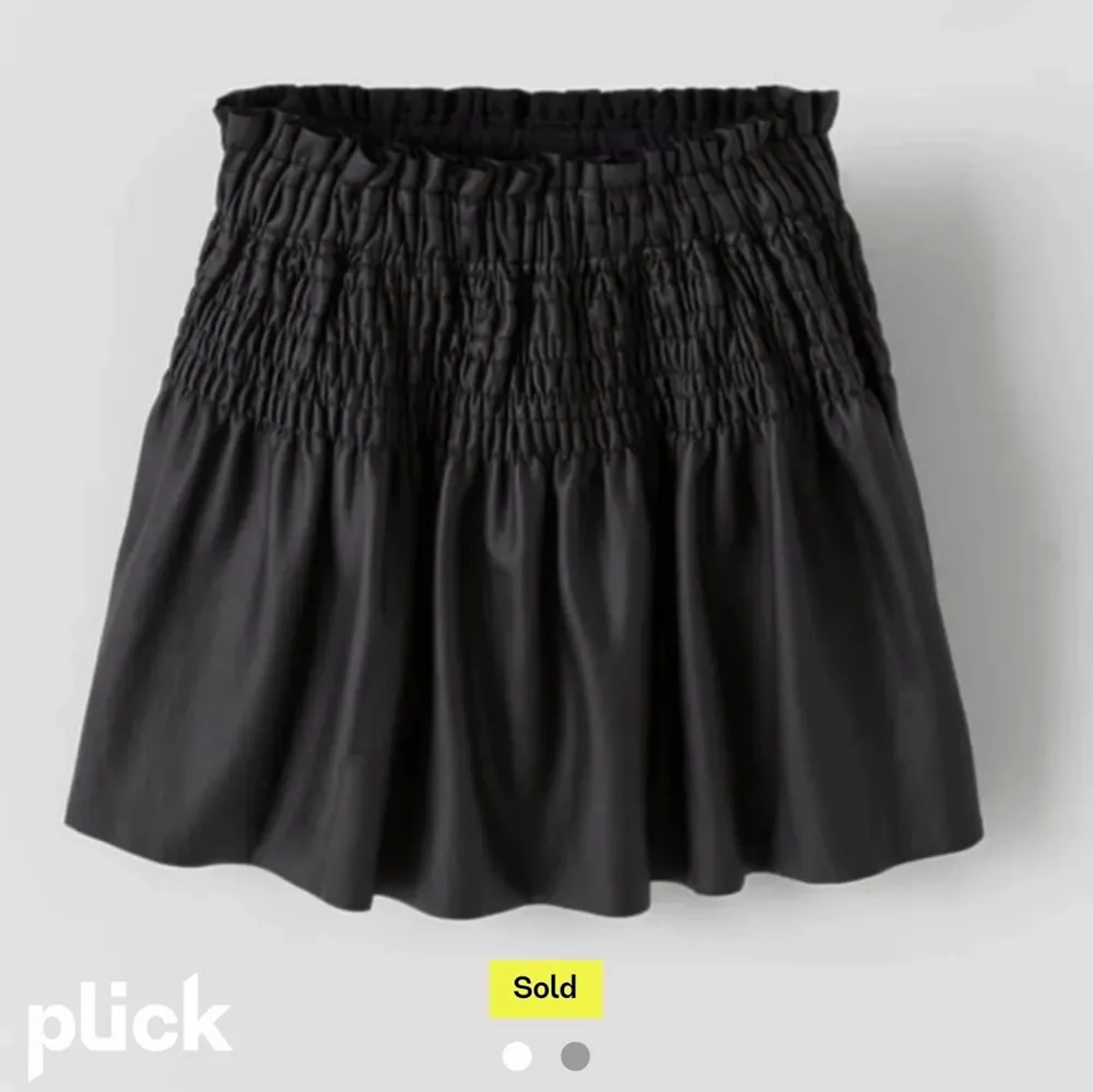 Jättefin skinnimiterad kjol från zara barn💓 säljer då den inte satt så bra på mig. Kjolen är jättefin och passar till allt! Bilder är tagna från hon jag köpte av.               Om många är intresserade startar jag en budgivning❤️❤️. Kjolar.