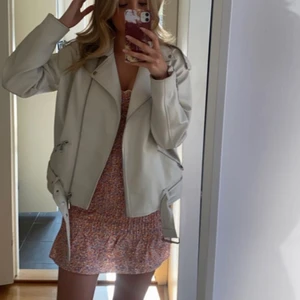 Beige skinnjacka  - supersnygg beige skinnjacka från Nelly, i bra skick! nypris 500 🤍 lite oversized 